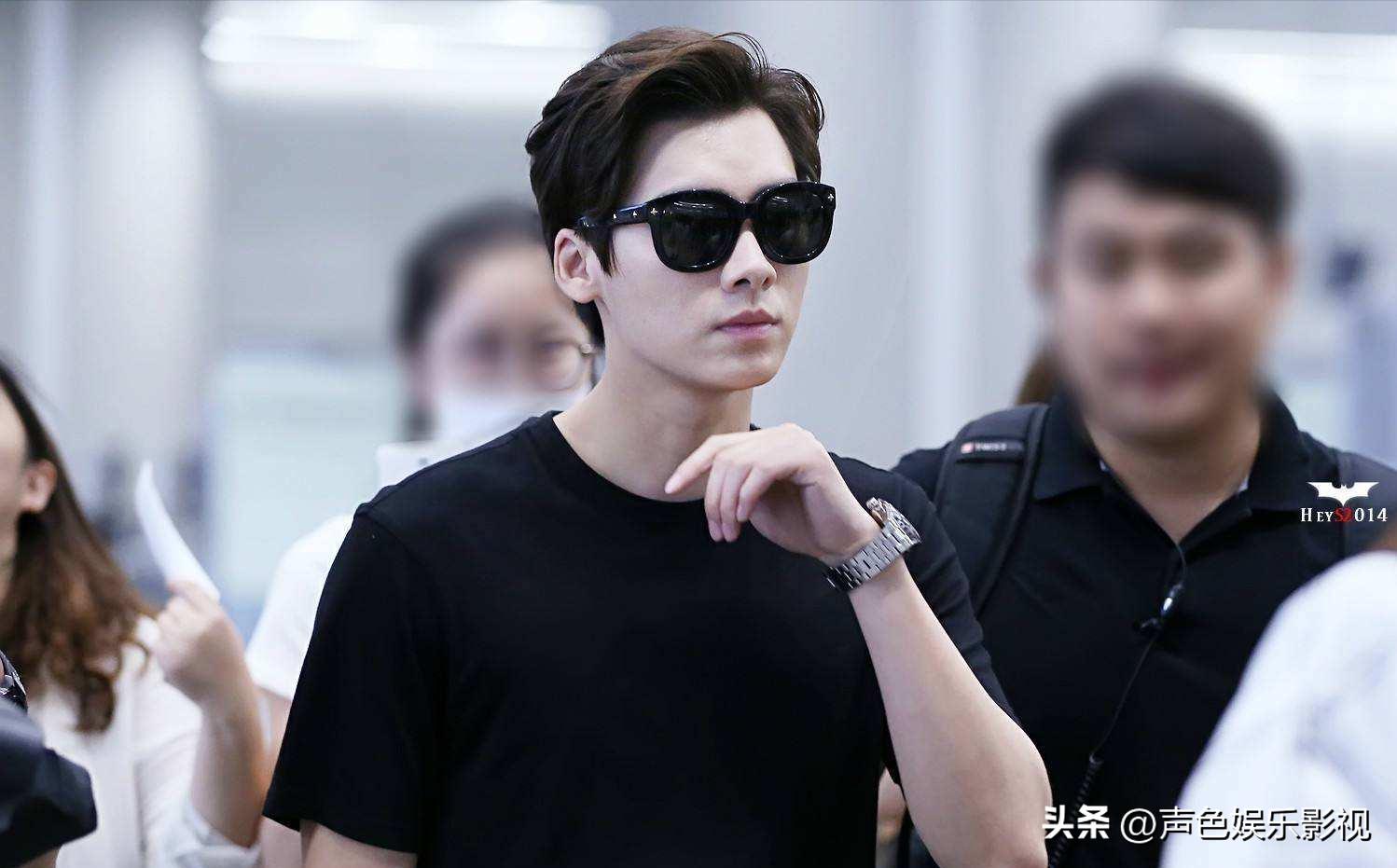 我想看李易峰视频_继续播放李易峰的短视频_李易峰的音乐视频播放量破亿，广受欢迎