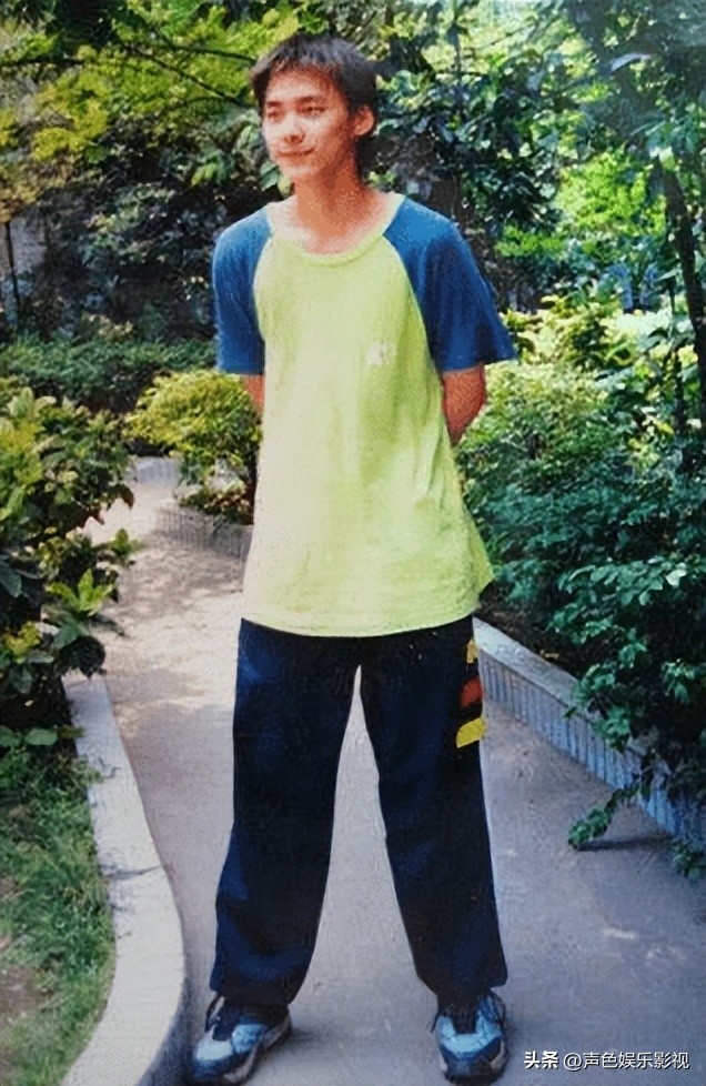 继续播放李易峰的短视频_我想看李易峰视频_李易峰的音乐视频播放量破亿，广受欢迎